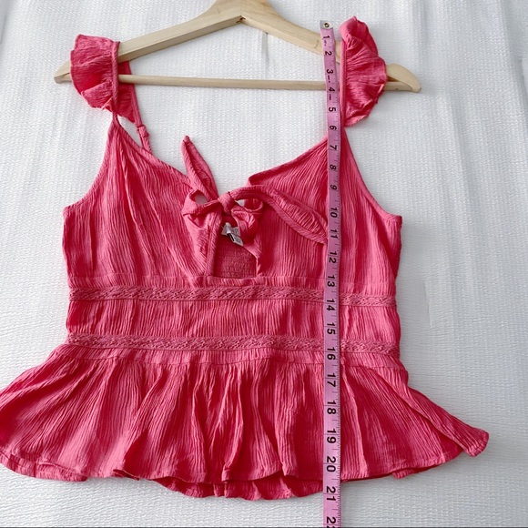 Crinkled Keyhole Cut Out Semi Cropped Tank Top - Picture 4 of 10